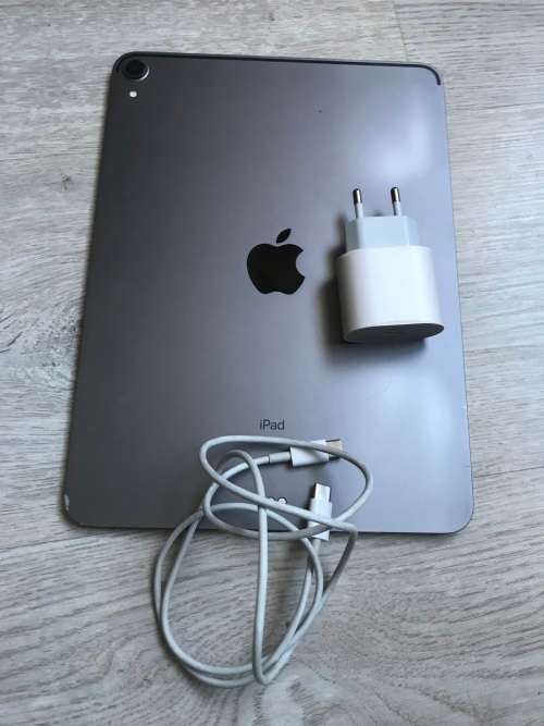 APPLE APAD PRO 11`*A1980 WIFI ONLY*64 GB*MTXN2X/A*USB CABLE*CHARGER *GOOD WORKING CONDITION